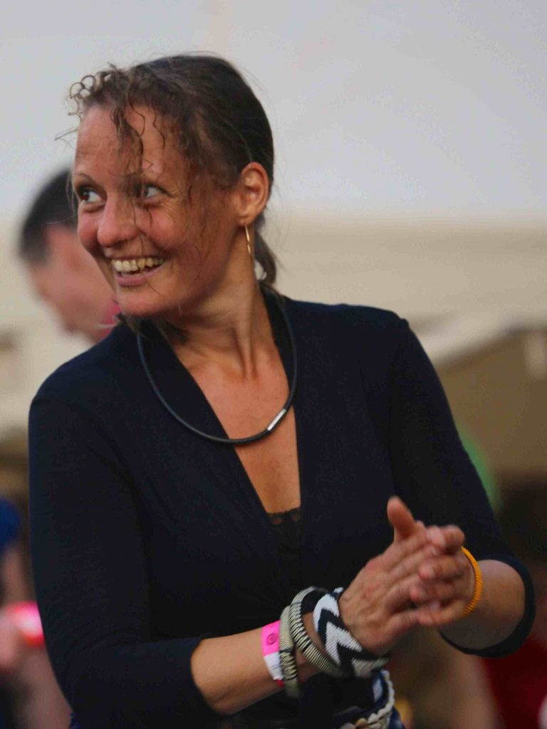 JeanineTheunissen,, Wereldconditie, Positive Vibes, energizer, ontspannen, burnout symptomen, Wereldconditie in het Vondelpark, les in het park, ontstressen, dansen, Afrikaanse dans, Brain Gym, meer energie