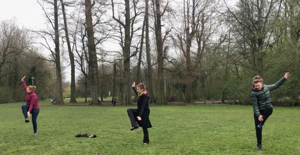 Ver van elkaar en toch samen dansen Vondelpark.Wereldconditie