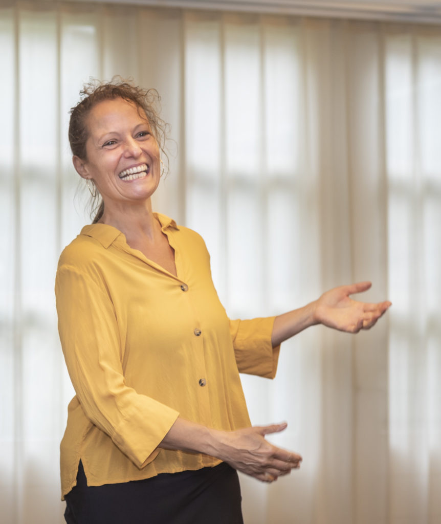 Jeanine Theunissen, korte bewegingstussendoortjes voor je fysieke en mentale gezondheid en vitaliteit. Van nekpijn of stijve nek tot burnout klachten.